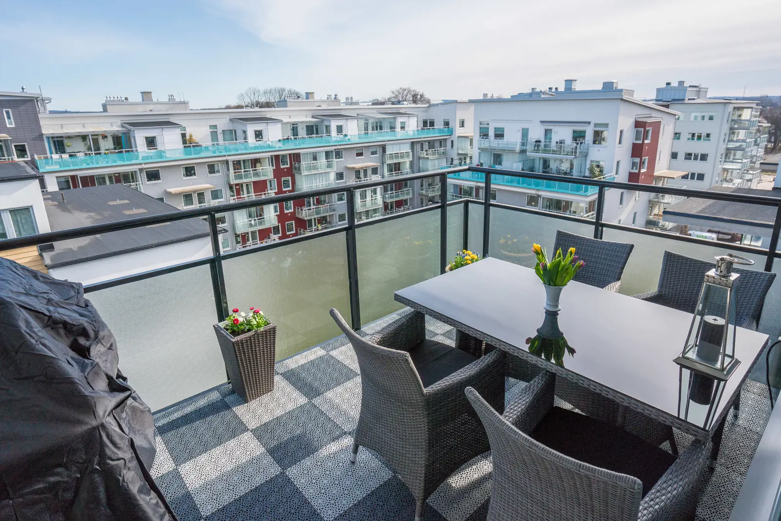 Stadsbalkon met eethoek en zwart-wit patroon van Bergo tegels